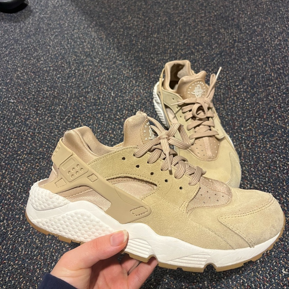 Nike air huarache tan size 9